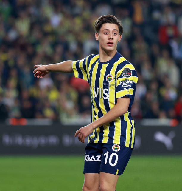 <p><span style="color:#8B4513"><strong>ARDA GÜLER</strong></span></p>
<p><span style="color:#800000"><strong>(FUTBOLCU) 2.000 TL</strong></span></p>
<p> </p>