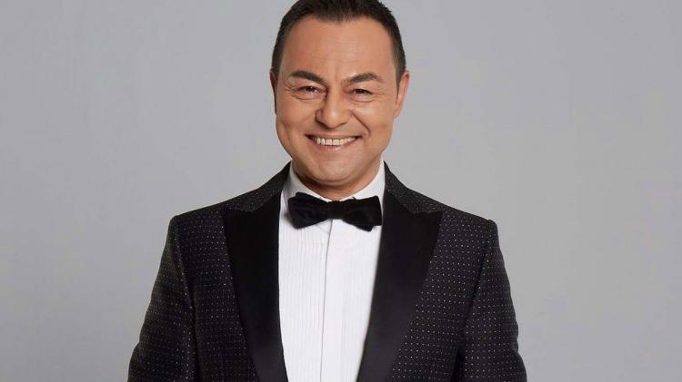 <p><span style="color:#8B4513"><strong>SERDAR ORTAÇ</strong></span></p>
<p><span style="color:#800000"><strong>Ünlü isimlerden bazıları video çekmek dışında </strong></span><span style="color:#8B4513"><strong>görüntülü konuşma</strong></span><span style="color:#800000"><strong> yaparak da kazanç sağlıyor. O isimlerden biri olan şarkıcı </strong></span><span style="color:#8B4513"><strong>Serdar Ortaç</strong></span><span style="color:#800000"><strong> görüntülü konuşmak için</strong></span><span style="color:#8B4513"><strong> 2900 TL</strong></span><span style="color:#800000"><strong> istiyor.</strong></span></p>