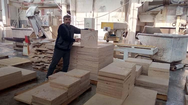 <p><strong>'MİLYONLARCA YILLIK FOSİLLER BULDUK'</strong></p>
<p> </p>
<p>Bir fosilin oluşması için milyonlarca yılın geçmesi gerektiğini belirten Süleyman Burkay,<strong> “2003 yılından beri ocaklarda maden mühendisi olarak çalışmaktayım. 20 yıl mühendis olarak çalıştıktan sonra 2017 yılında fabrikayı kiralayıp kendi bünyemde taşlarla uğraşmaya başladım.</strong></p>