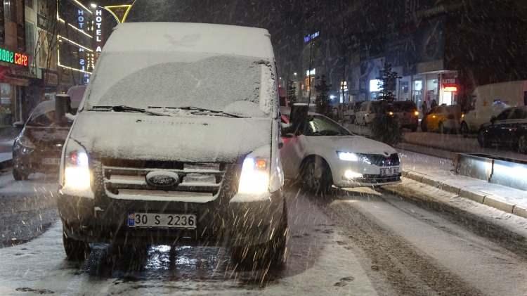 <p>Y&uuml;ksekova'da d&uuml;n akşam başlayan ve sabaha kadar devam eden kar yağışı, etkisini artırdı. Kar kalınlığının il&ccedil;e merkezinde 10, y&uuml;ksek kesimlerde ise 30 santimetreye ulaştığı belirtildi.&nbsp;</p>

