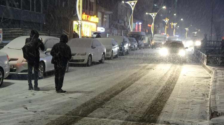 <p>Uzun s&uuml;redir beklenen kar yağışı ile il&ccedil;e merkezi, bembeyaz oldu.&nbsp;Belediyenin karla m&uuml;cadele ekipleri ise&nbsp;mahalle yollarının kapanmaması i&ccedil;in &ccedil;alışma başlattı.&nbsp;&nbsp;<br />
&nbsp;</p>
