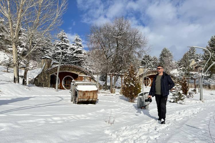 <p>Sivas'ta 105 yerleşim yeri yolu, kardan kapalı</p>

<p>Sivas'ta etkili olan kar yağışıyla kent merkezi, beyaza b&uuml;r&uuml;n&uuml;rken, 105 yerleşim yerinin yolu ise ulaşıma kapandı.&nbsp;</p>
