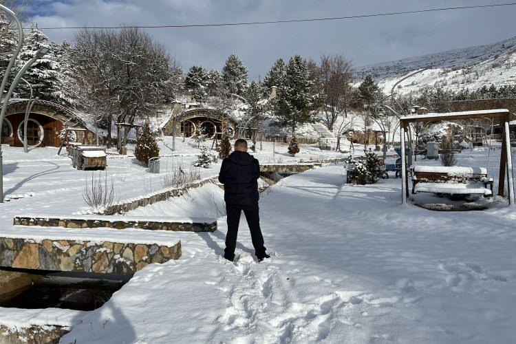 <p>Kent genelinde gece etkili olan yoğun kar yağışı, hayatı olumsuz etkiledi. Kent merkezi, beyaz &ouml;rt&uuml;yle kaplanırken, ulaşımda aksamalar oldu. Belediye ekipleri, kent merkezinde kar temizleme ve tuzlama &ccedil;alışması yaptı.&nbsp;</p>
