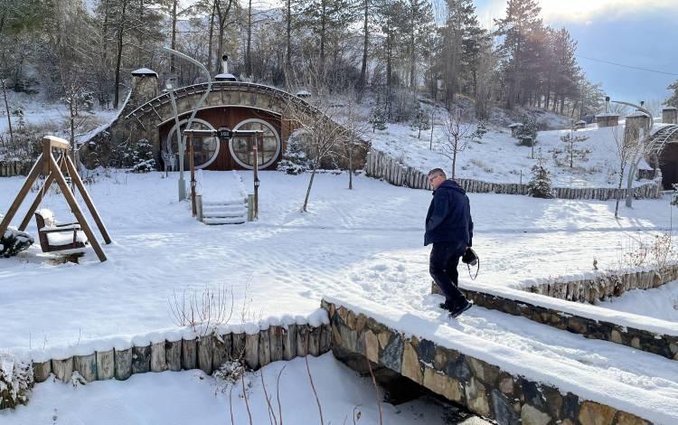 <p>İl &Ouml;zel İdaresi ekipleri de&nbsp;kar yağışı sonrası kent&nbsp;genelinde 105 yerleşim yeri&nbsp;yolunun kapandığını a&ccedil;ıkladı. Yolların yeniden ulaşıma a&ccedil;ılması i&ccedil;in 92 ara&ccedil; ve 130 personel ile &ccedil;alışma başlatıldı.&nbsp;&nbsp;<br />
&nbsp;</p>
