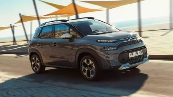 <p>Citroen C3 Aircross’un 120 beygir güç ve 300 Nm tork üreten dört silindirli 1,5 litrelik dizel ünitenin karma yakıt tüketimi 100 km’de 4,0 litre (fabrika verilerine göre).</p>
