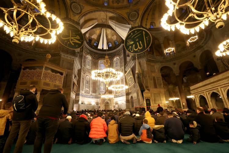 <p>İslam aleminde rahmeti ve bereketi bol "üç aylar''ın başlangıcını simgeleyen Regaip Kandili, İstanbul'daki camilerde idrak edildi.</p>
