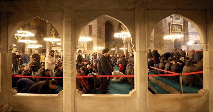 <p>Ayasofya-i Kebir Camii Şerifi'nde akşam namazının ardından başlayan programda Kur'an-ı Kerim tilavetinin ardından dualar edildi.</p>

