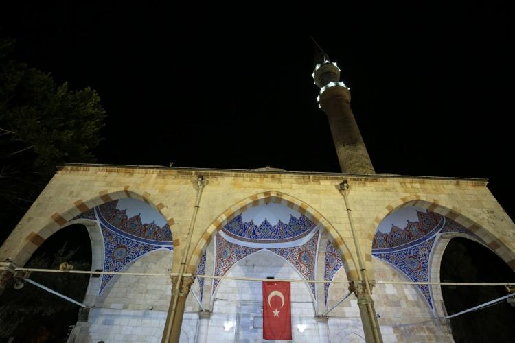 <p>Kent merkezindeki tarihi Muratpaşa Camisini dolduran vatandaşlar da namaz kılıp, dua etti.</p>