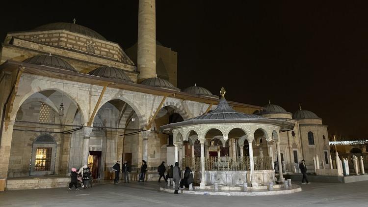 <p><strong>KONYA</strong></p>
<p>Konya'da İl Müftülüğünce kentteki camilerde düzenlenen programlarda Kur'an-ı Kerim ve mevlit okundu.</p>