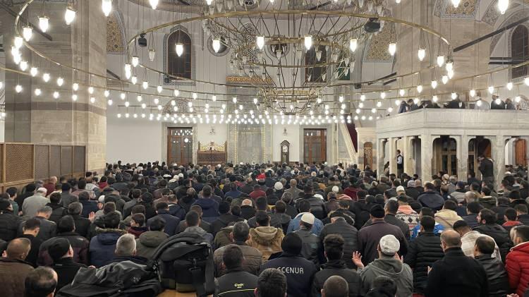 <p>Müminler Kapu, Hacıveyiszade, Selimiye, Şerafettin, Aziziye başta olmak üzere tüm camiler ile Mevlana Müzesi'nde kandilin manevi atmosferini yaşadı.</p>
<p> </p>