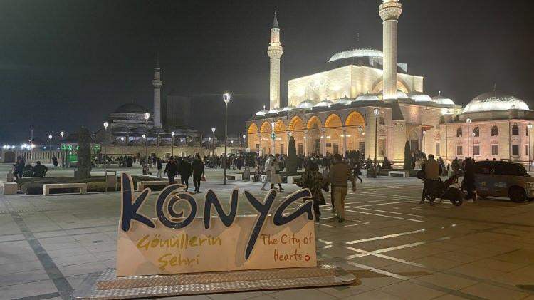 <p>Selimiye Camisi'nin önünde de cemaate salep ve kandil simidi dağıtıldı.</p>
