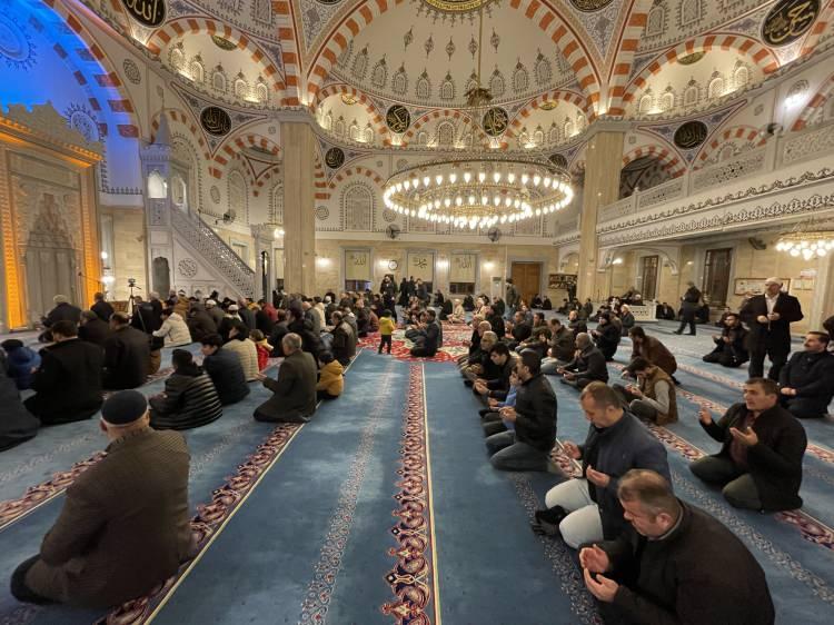 <p>Hacı Mehmet Fahrettin Ballıoğlu Camisi'ndeki programa katılan İl Müftüsü Alettin Bozkurt'un yatsı namazı öncesi verdiği vaazla başlayan programda, namazın ardından Kur'an-ı Kerim ve Mevlid-i Şerif okundu, dua edildi.</p>
<p> </p>