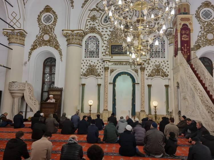 <p>Sezik, verdiği vaazda "Bu geceye Regaip adının verilmesinin sebebi, Allah'ın affının ve rahmetinin kulları üzerine bol bol yağacağı, günahların bağışlanacağı gece olmasından dolayıdır." dedi.</p>
<p> </p>