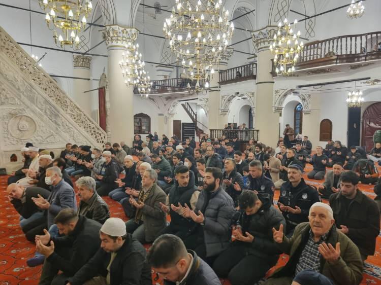 <p>Kandil programına katılanlar da dua etti.</p>
<p> </p>