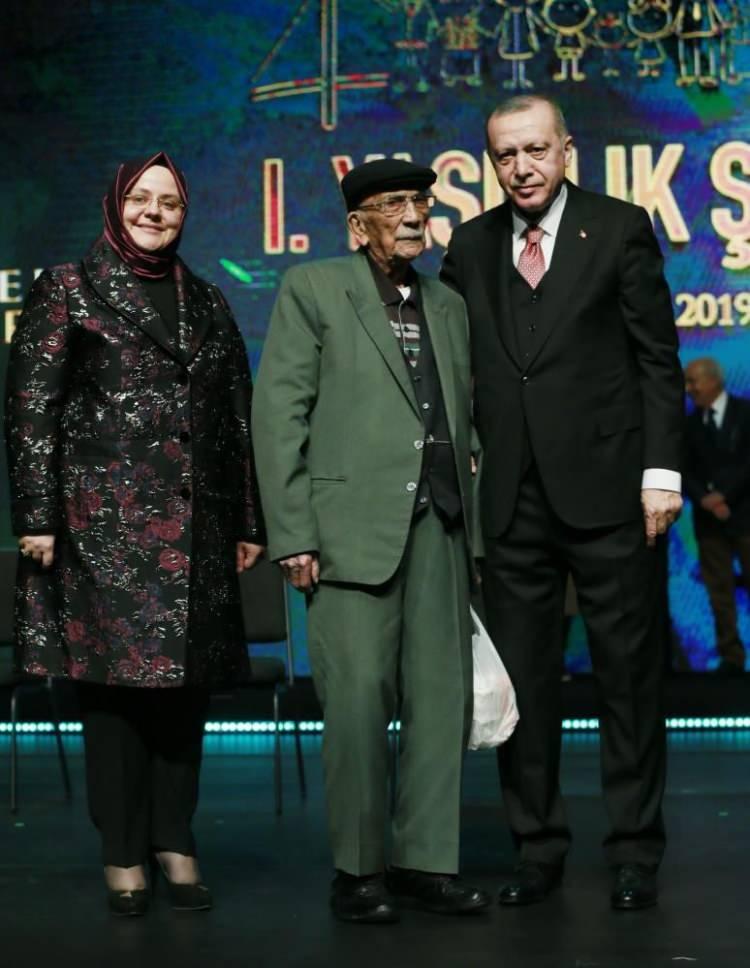 <p>2019 yılında Aile, Çalışma ve Sosyal Hizmetler Bakanlığı tarafından Ankara'da yapılan Yaşlılık Şurası'na katılan ve burada Başkan Recep Tayyip Erdoğan'dan "<strong>Asırlık Çınar</strong>" belgesi alan Manisa'nın en yaşlı insanı Bektaş Ergül, hayatını kaybetti.</p>
