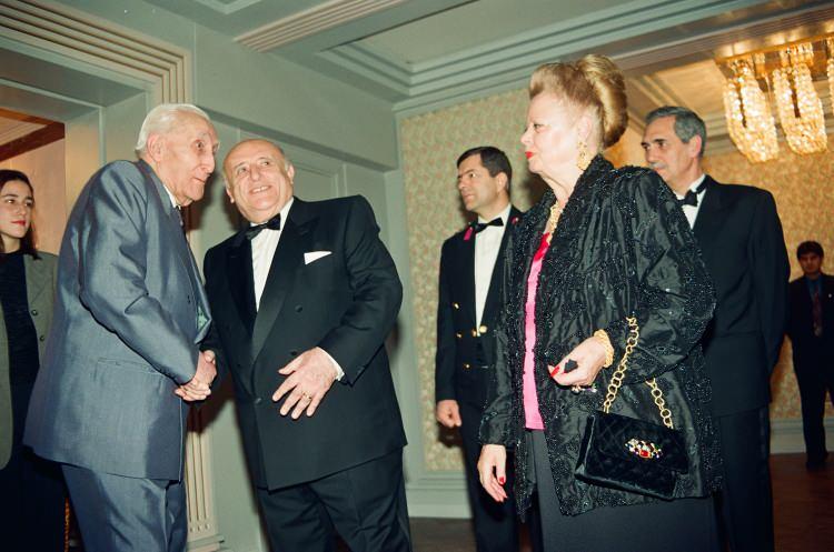 <p> Bölükbaşı, 9 Ocak 1996'da Cumhurbaşkanı Süleyman Demirel'in verdiği yeni yıl resepsiyonuna katılmıştı. </p>

