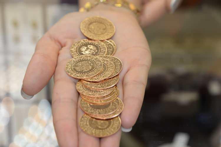 <p>Analistler, kar realizasyonlarının ardından altın fiyatının yeniden 1960 dolar/ons seviyesini hedeflemesini bekliyorlar.</p>