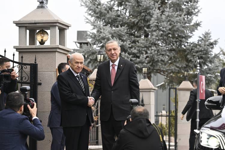 <p><span style="color:rgb(67, 67, 67)">Cumhurbaşkanı Erdoğan ve Bahçeli, gazetecileri selamladıktan sonra görüşmeye geçti.</span></p>
