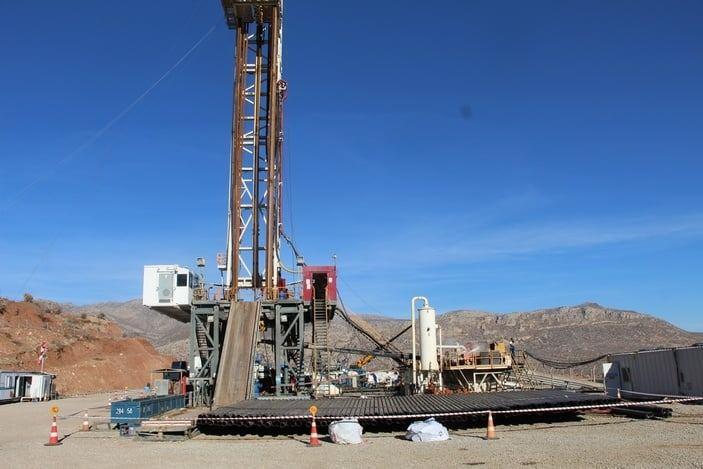 <p><em><strong>"Esma Çevik"</strong></em> sahası, dünyada 2022 yılında yapılan karadaki en büyük 10 keşif arasında yer alırken, keşfedilen petrolün 36 gravite değerinde olduğu belirlendi.</p>

<p> </p>
