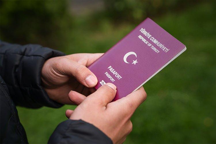 <p><strong>GENÇLERE ÜCRETSİZ PASAPORT</strong></p>
<p><strong>6'LI MASA: </strong>Gençlere pasaportu ücretsiz verecek, yurtdışına çıkışta harç almayacağız.</p>
<p>MEVCUT DURUM: 25 yaş ve altındaki öğrenciler için pasaport çıkartırken harç ücreti alınmıyor. Uygulama 10 Şubat 2016 tarihinden itibaren yapılıyor.</p>