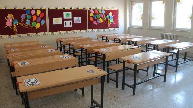<p><strong>6'LI MASA</strong>: Ders saatlerini ve müfredatı yeniden planlayıp pedagojik açıdan çocukların yaşına uygun hale getireceğiz.<br />
<strong>MEVCUT DURUM:</strong> Ders saatleri ve müfredatın belirlenmesinde temel ölçüt zaten çocukların yaşları. MEB'in müfredat geliştirme ve tüm eğitim politikalarında çocukların yararı gözetilerek adım atılıyor.</p>