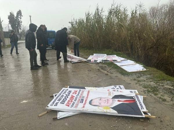 <p>Cumhurbaşkanı Recep Tayyip Erdoğan'ın pazar günü Aydın'da yapacağı miting ile ilgili hazırlanıp, yol kenarına yerleştirilen afişler bugün sabah saatlerinde kimliği belirsiz kişi ya da kişilerce sökülüp, dereye atıldı.</p>
