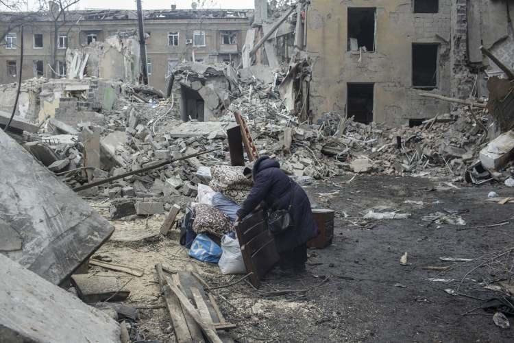 <p>Polis Teşkilatından yapılan açıklamada, <em>“Rus ordusu, İskender-K füzesi ile şehrin yerleşim bölgesini hedef aldı. En az 8 çok katlı apartman saldırıda zarar gördü. Apartmanlardan biri tamamen yıkıldı. Ön bilgilere göre saldırıda 3 sivil hayatını kaybetti ve 20 kişi yaralandı.”</em> denildi.</p>