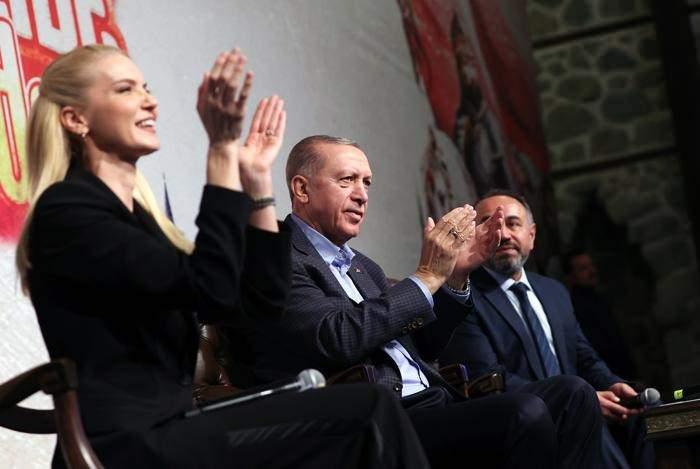 <p><span style="color:#000000"><strong>Cumhurbaşkanı Recep Tayyip Erdoğan, önceki gün Bilecik'in Vezirhan beldesinde gerçekleştirilen "Kökümüz Mazide, Gözümüz Atide" programında gençlerle bir araya geldi. </strong></span></p>

