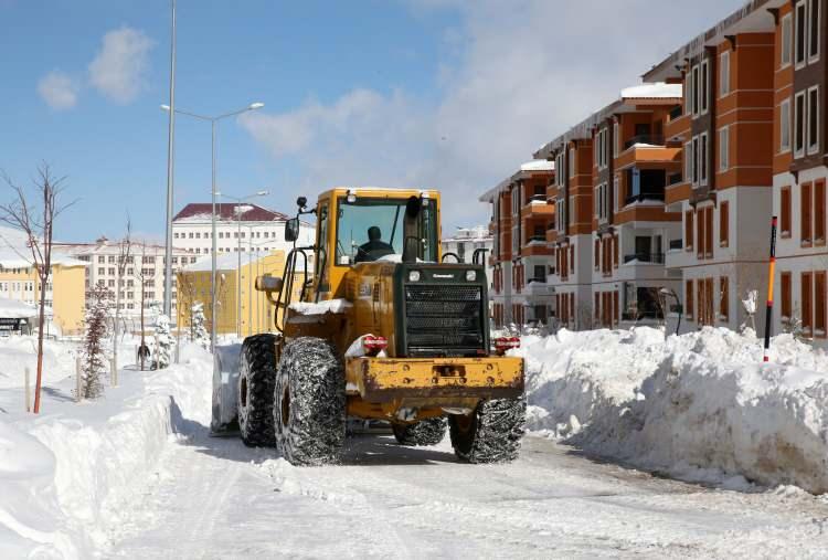 <p>Bitlis Belediye Başkanı Nesrullah Tanğlay, kentte son günlerde etkili olan yağışlarla kar kalınlığının 168 santimetreye ulaştığını belirtti.</p>
