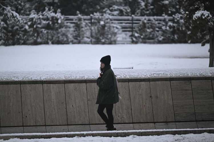 <p>"İZLANDA SOĞUKLARI"</p>
<p> </p>
<p>Şubat ayı ile birlikte yurdun kar yağışının etkisi altına gireceğini söyleyen NTV Meteoroloji Uzmanı Dilek Çalışkan, "Şubat ayı çok bereketli başlıyor yoğun kar yağışı alacağız ancak dezavantajı İzlanda'dan gelen çok soğuk havanın etkisinde kalacağız. İzlanda'dan Türkiye'ye soğuk hava dalgası geliyor." dedi.</p>