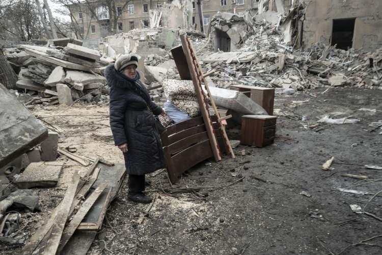 <p>İşgalci Rusya, Ukrayna’daki farklı yerleşim yerlerine füze saldırıları düzenleyerek sivilleri öldürmeye devam ediyor. </p>
