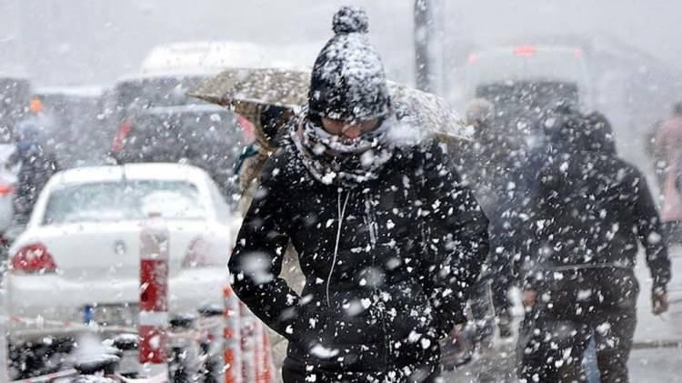 <p>İstanbul'da yoğun kar yağışının yarın etkili olması bekleniyor. Kar yağışıyla birlikte rüzgar da etkisini artıracak. NTV Meteoroloji Uzmanı Dilek Çalışkan, kentte dört gün boyunca kar yağışı beklendiğini söyledi. İstanbul Valisi Ali Yerlikaya da kuvvetli fırtına uyarısı yaptı.</p>

