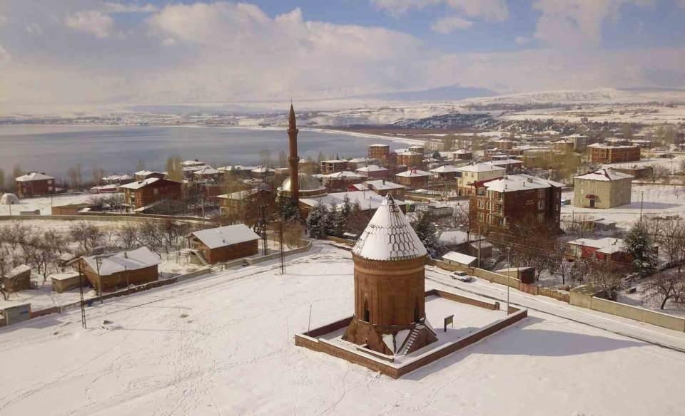 <p>Bitlis’in Ahlat ilçesindeki tarihi yapıların karla bütünleşmesi, güzel manzaralar oluşturuyor.<br />
 </p>
