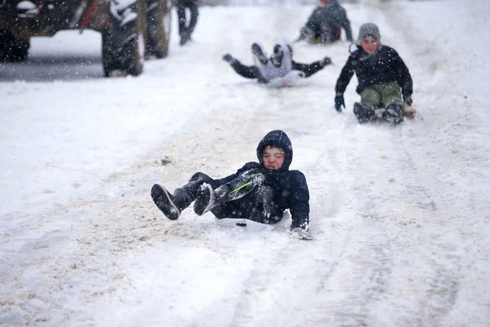 <p>Kayarken zor anlar da yaşayan çocuklar, zaman zaman kar topu oynadı.</p>
<p> </p>