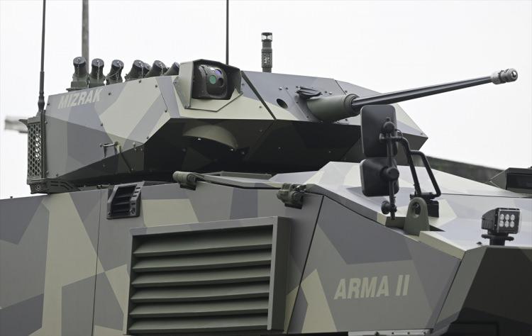<p>Türk savunma sanayisi bünyesinde geliştirilen yerli motorlu ilk 8x8 askeri aracı Arma II, 6 bin kilometrelik sürüş testiyle seri üretime hazır hale getirildi.</p>
