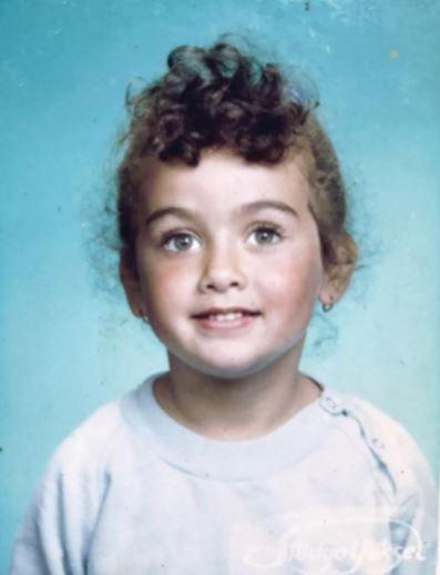 <p><strong><span style="color:#FF8C00">BİRCE AKALAY</span></strong></p>

