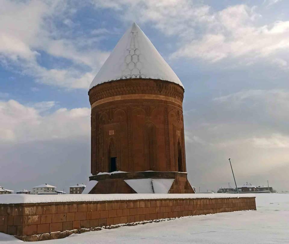 <p>Buralarda karın yağmasıyla çok güzel manzaralar oluşuyor. Özellikle kahverengi taş karla bütünleşince bir de tipinin etkisiyle o nakışların arasına kar kaçtığı zaman çok güzel, olağanüstü bir manzara ortaya çıkıyor.</p>
