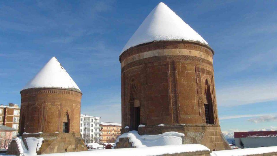 <p>Kar yağışı sonrası Selçuklu Meydan Mezarlığı’nda gezen ve karla bütünleşen taşların fotoğraflarını çeken Şerafettin Tanyeri isimli vatandaş, “Ahlat Selçuklu Mezarlığı’nı ziyaret ettik. </p>
