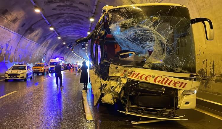 <p>İhbar üzerine kaza yerine çok sayıda sağlık, itfaiye ve polis ekibi sevk edildi.</p>

<p>Kazada 1 kişi yaşamını yitirdi, 6 kişi yaralandı. Yaralılar sağlık ekiplerince çevredeki hastanelere kaldırıldı.</p>

<p>Otoyolun İstanbul istikameti kaza nedeniyle araç trafiğine kapatıldı. Ulaşım, Abant Kavşağı'ndan D-100 kara yoluna yönlendiriliyor.</p>
