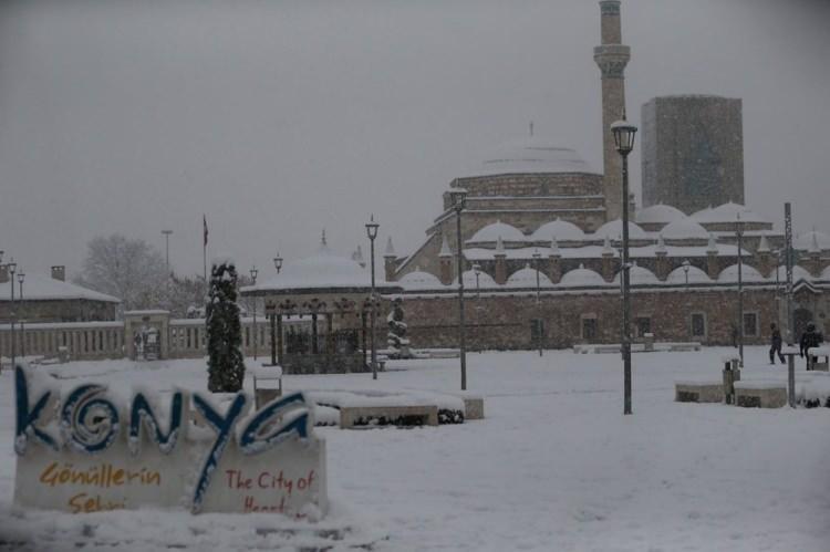 <p>Türkiye, son yılların en kurak kurak kışını geçiririrken birçok kentte kar yağışı etkisini göstermeye başladı.</p>
