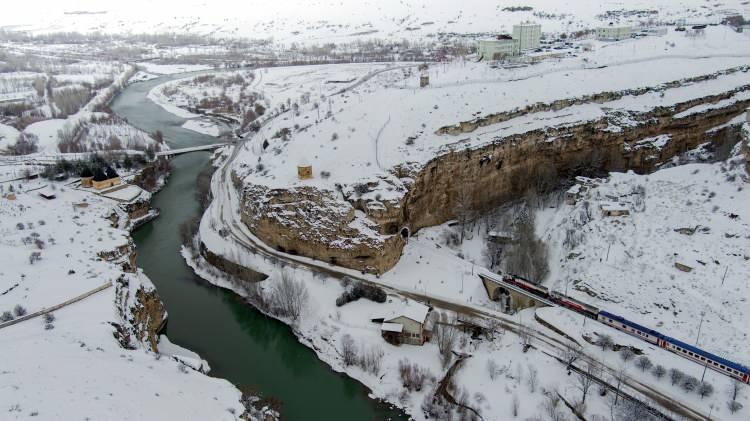 <p>Fotoğraf çekerken köy sakinleriyle de hoşça muhabbet etme imkânı bulduklarını kaydeden İsmet Arçin, yaban hayatına da dikkat çekti. </p>