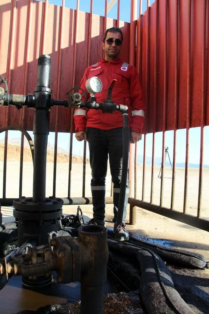 <p>Günlük 5 bin varil petrol çıkıyor </p>

<p>Türkiye Petrolleri Anonim Ortaklığı'nın (TPAO) sondaj çalışmaları sonucu petrol bulundu. 150 milyon varillik petrol rezervi keşfi yapılan Gabar Dağı'nda günde yaklaşık 5 bin varil petrol çıkarılıyor.</p>
