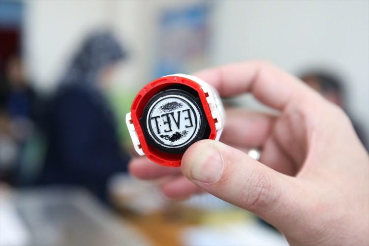 <p>Dövizin kontrolden çıktığı dönemde AK Parti'nin oyları ilk seçildiği dönemin de altına inmişti.</p>