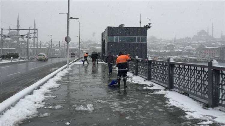 <p>VALİ YERLİKAYA'DAN FIRTINA UYARISI</p>

<p> </p>

<p>İstanbul Valisi Ali Yerlikaya, kentte yarın beklenen olumsuz hava koşulları nedeniyle vatandaşlara uyarılarda bulundu.</p>
