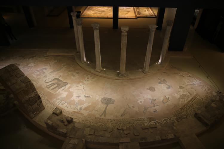 <p>Kapalı alanı 32 bin 754 metrekare olan Hatay Arkeoloji Müzesi, 3 bin 500 metrekarelik mozaik sergileme alanıyla kentteki kazılarda bulunan birbirinden farklı taban eserlere ev sahipliği yapıyor.</p>
