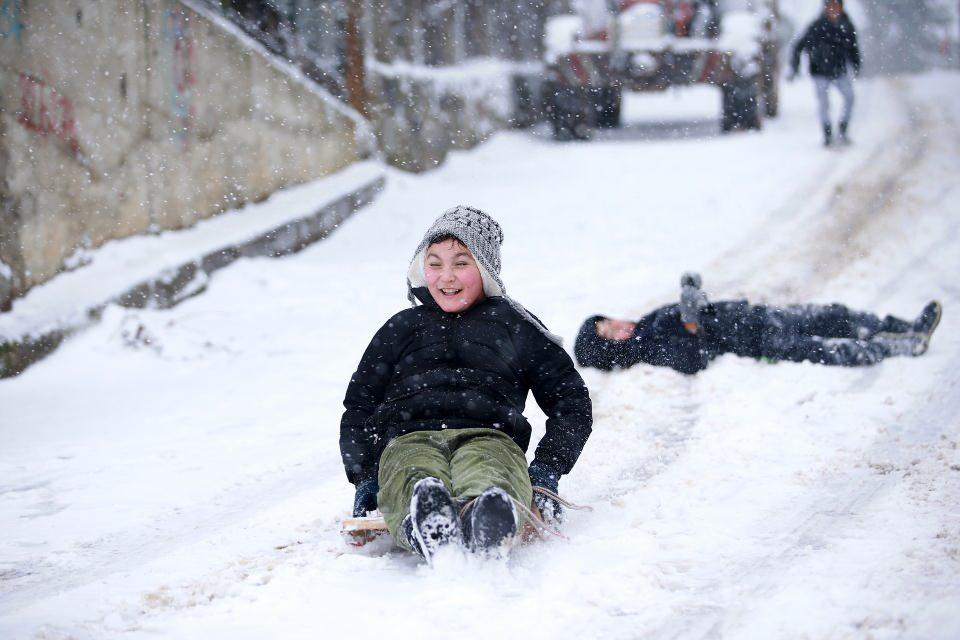 <p>Çocuklardan Nisa Kumsal, AA muhabirine, kar yağışı dolayısıyla çok mutlu olduğunu söyledi.</p>

<p> </p>

