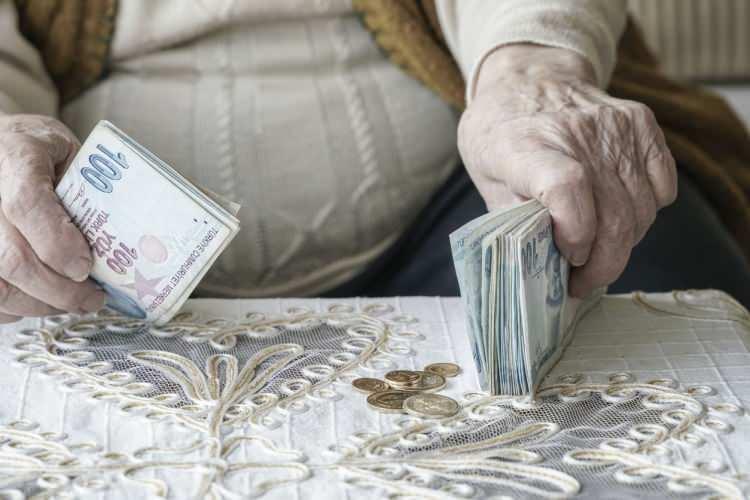 <p>Milyonlarca vatandaşın dört gözle beklediği emeklilikte yaşa takılanlar (EYT) düzenlemesinde sonda gelindi. Yasa teklifi bu hafta TBMM Genel Kurulu'nda görüşülüp hızla yasalaştırılacak. Emeklilerin ilk maaşlarını ise mart ayında alması bekleniyor.</p>

<p> </p>
