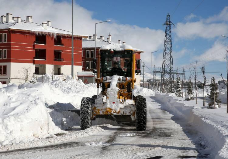 <p>Beşminare Mahallesi'nde yürütülen karla mücadele çalışmalarını inceleyen Belediye Başkanı Nesrullah Tanğlay, gazetecilere, kentte kar yağışının etkisini sürdürdüğünü söyledi.</p>
