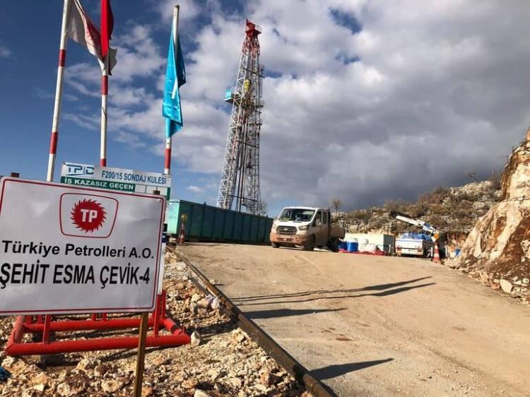<p>Türkiye'de günlük 80 bin varil çıkarılıyor </p>

<p>Enerji ve Tabii Kaynaklar Bakanlığından edinilen bilgilere göre, Türkiye'nin 5 yıl önce yaklaşık 40 bin varil olan günlük üretimi bugün 65 bin varile çıkarken, özel sektörle birlikte bu 80 bin varil oldu.</p>
