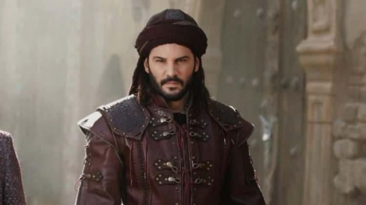 <p><span style="color:#000000"><strong>Ayak bileğinde ezilmeler meydana gelen ve elinde kesikler oluşan ünlü oyuncu, apar topar hastaneye kaldırıldı. </strong></span></p>